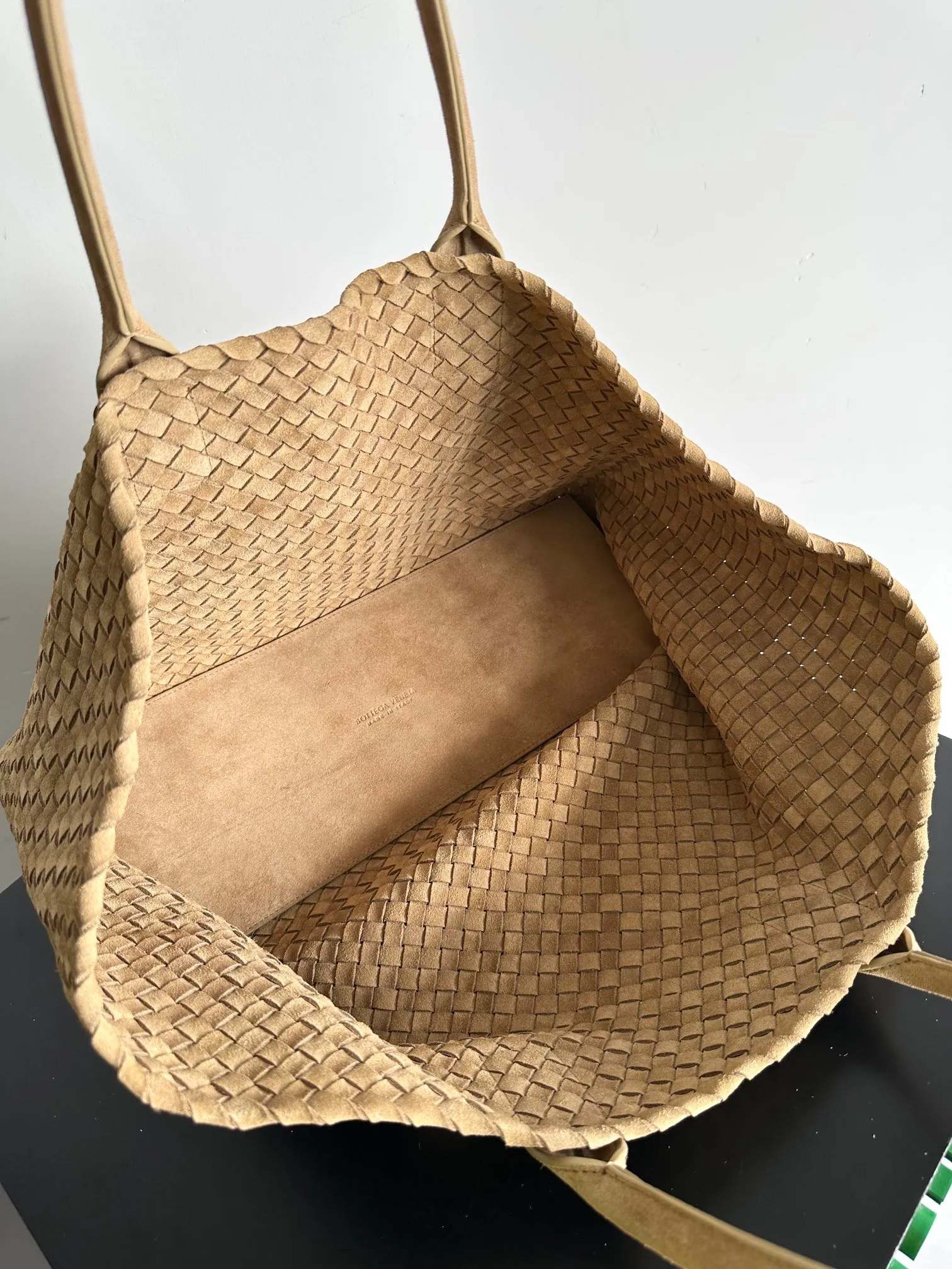 Batch 2860 Classic returns... (large size 51cm) • Cabat, born in 2001, is one of the most iconic styles of the Bottega Veneta workshop. The whole bag is made of top-grade imported lambskin. There is no exposed logo on the whole bag, but with the classic wide woven elements, you can tell who it belongs to at a glance! Can be carried on one shoulder, very practical! Style number: 608811 Size: 51*18*28